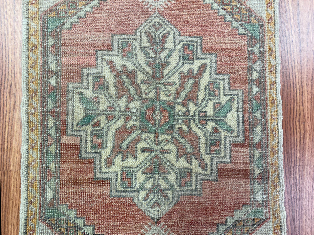 Grey Rust Vintage Scatter Middle Detail
